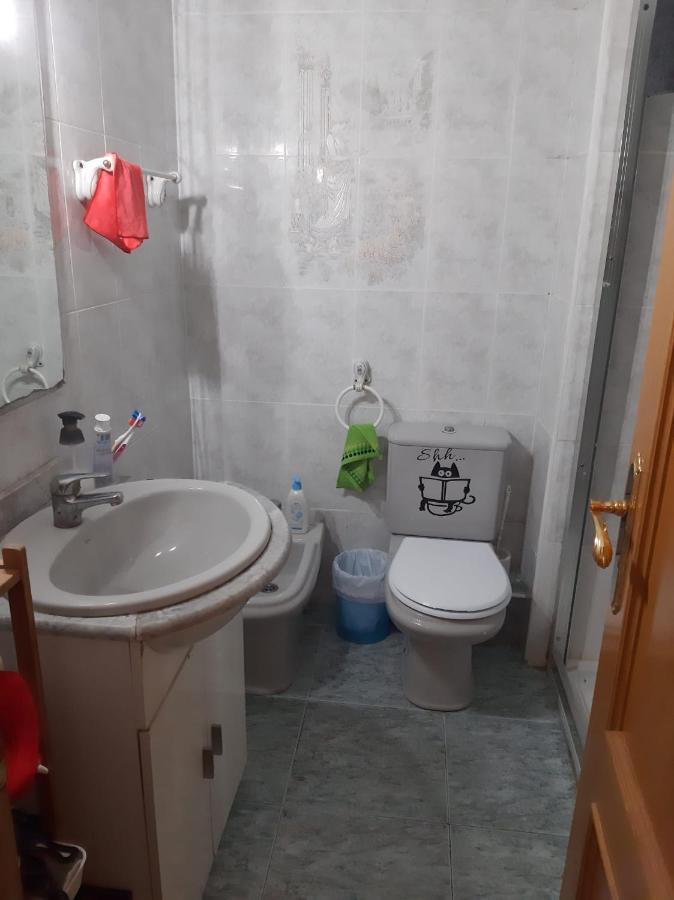 Habitacion Grande En Piso Compartido Con 2 Adultos Y 1 Perrito Valencia Exterior photo